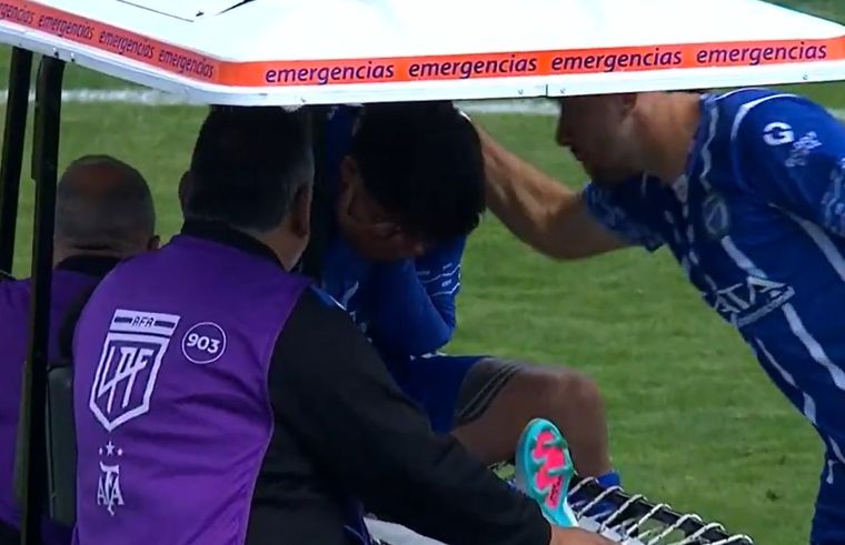 Pol Fernández se retiró con lágrimas en los ojos por la lesión que sufrió ante Independiente. Pol Fernández se retiró con lágrimas en los ojos por la lesión que sufrió ante Independiente.