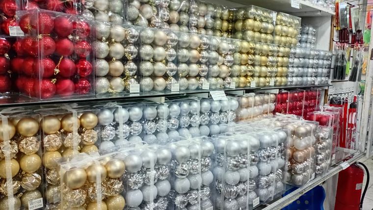 Los típicos adornos dorados y plateados del arbolito de Navidad. Los típicos adornos dorados y plateados del arbolito de Navidad.