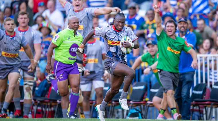 Seabelo Senatla será titular.