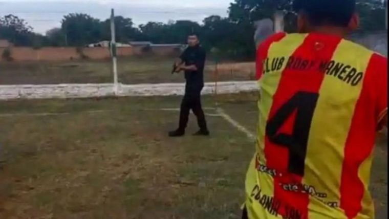 El policía mostró su arma durante un partido de fútbol amateur. El video se viralizó y fue suspendido.