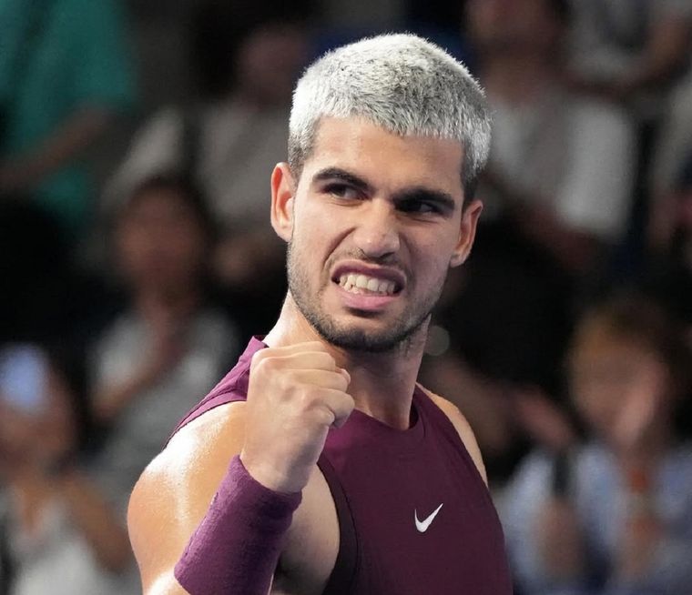 Carlos Alcaraz, que levantó su primer trofeo en Tokio, se fue molesto por un warning polémico.