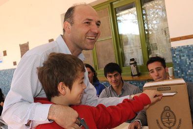 MDZol | En el Colegio Sagrada Familia, Guillermo Carmona participó del acto de votar a su hijo Imanol. Foto: Pachy Reynoso/MDZ