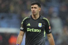 Dibu Martínez quedó dentro de la lista de los 10 mejores arqueros del mundo, según la IFFHS. Dibu Martínez quedó dentro de la lista de los 10 mejores arqueros del mundo, según la IFFHS.