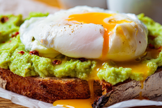 Tostadas de aguacate con huevo poché: receta fácil y perfecta para tu dieta saludable Foto: Shutterstock