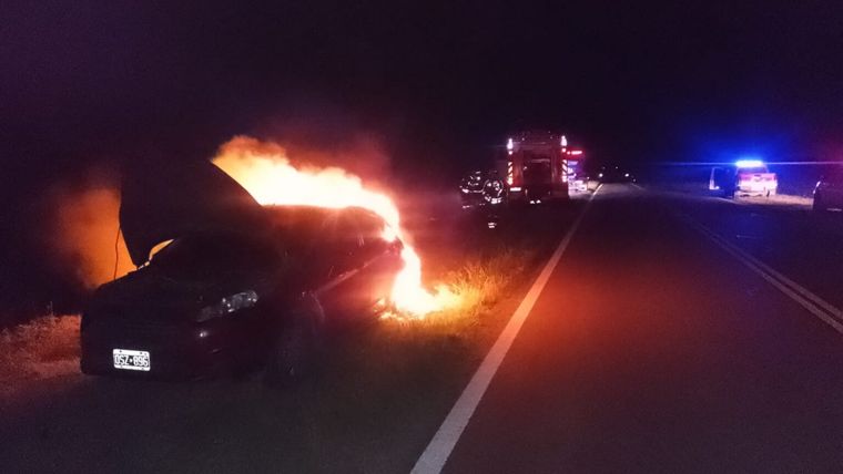 Auto incendiado Foto: NA