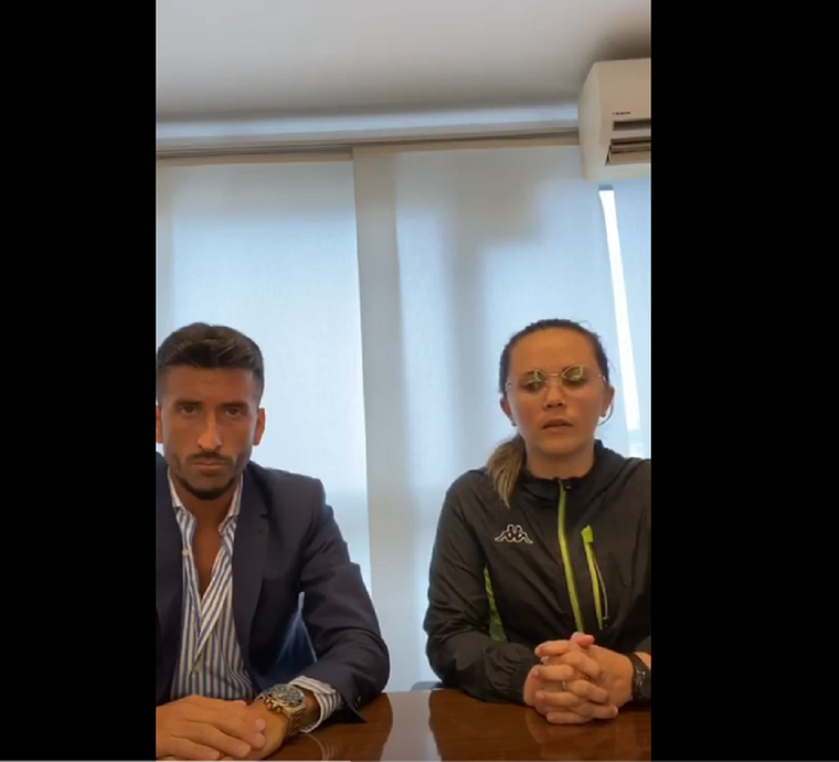 Lorena Guiño junto a su abogado