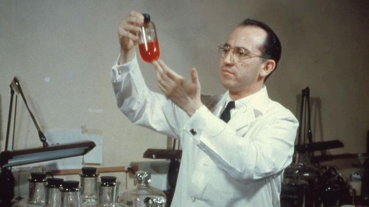 El dr. Salk estaba convencido que la vacuna debía ser un virus completamente inactivo.