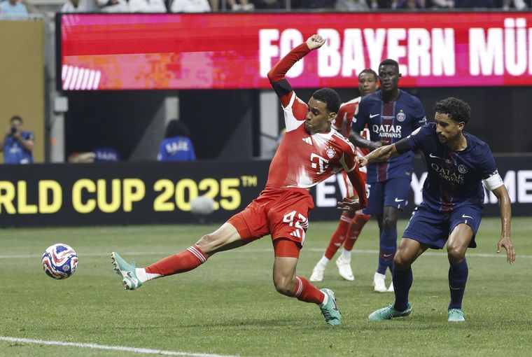 Jamal Musiala es tomado de la camiseta por Marquinhos un rato antes de su gravísima lesión de tobillo.