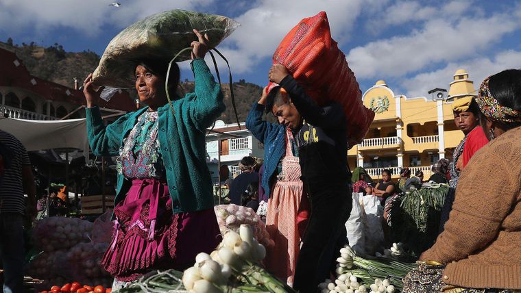 Vendedoras de mercado en Guatemala, donde aún se hablan lenguas mayas.