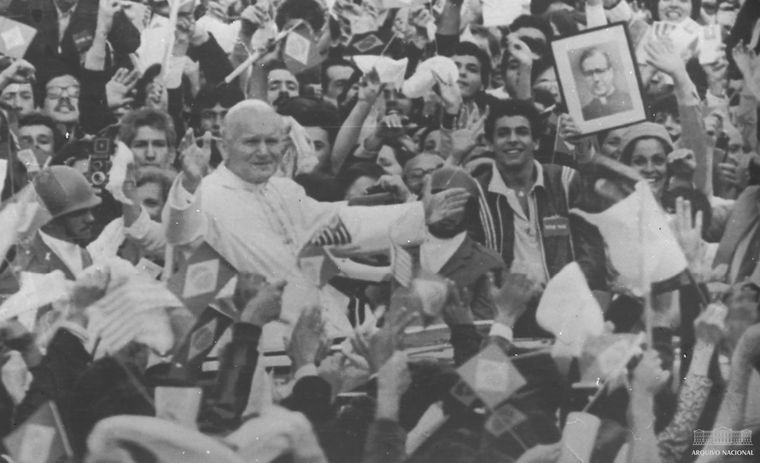 El papa Juan Pablo II durante una misa dedicada a Nuestra Señora, celebrada en el Santuario Nacional de Aparecida en 1980.