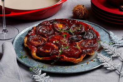 MDZol | Aprendé a hacer esta tarta invertida de cebolla y queso que se come con la vista primero. Foto: La Creuset