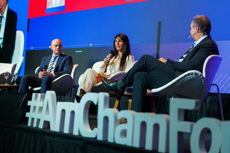 En un foro energético, la diputada nacional Lorena Villaverde anunció un proyecto de obras viales estratégicas para conectar pozos y puertos. (Foto: Río Negro)