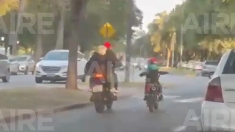 Grabaron a un niño manejando una moto y realizando maniobras peligrosas por la Costanera en Santa Fe.