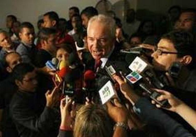 Rafael Ramírez ofreciendo una conferencia de prensa. Rafael Ramírez ofreciendo una conferencia de prensa.