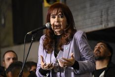 Cristina dijo ante la militancia que estar presa es un certificado de dignidad. Cristina dijo ante la militancia que estar presa es un certificado de dignidad.