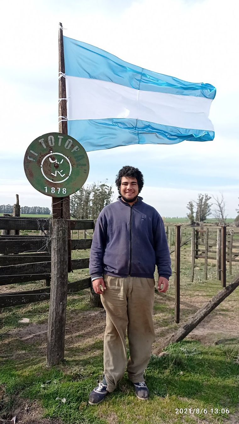 Agustín delante de la tranquera.