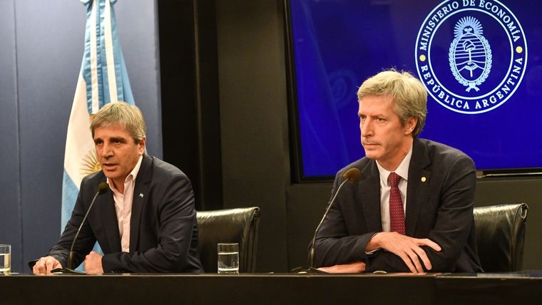 El ministro de Economía, Luis Caputo y el titular del Banco Central, Santiago Bausili, están secando la plaza para que salgan los dólares del colchón, pero hasta nadie los puso en circulación. El ministro de Economía, Luis Caputo y el titular del Banco Central, Santiago Bausili, están secando la plaza para que salgan los dólares del colchón, pero hasta nadie los puso en circulación.