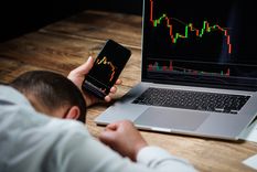 Las accionas argentinas en Wall Street y los bonos soberanos en dólares operan mayormente en rojo reflejando la incertidumbre que reina en el mercado, pese a las declaraciones de Scott Bessent y el rescate de Estados Unidos.&nbsp; 