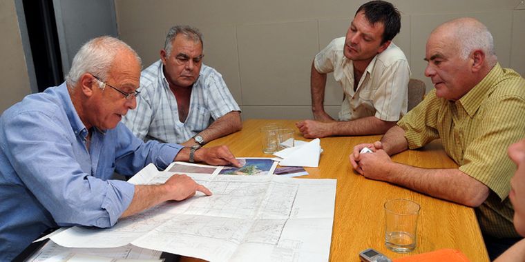 Intercambio de pareceres: Quintano, junto a un grupo de aficionados a la pesca. Foto: Mediamza.com