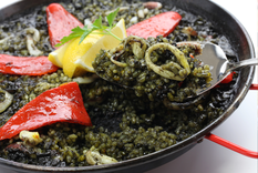 Aunque esta receta se sirve normalmente con alioli, en algunas regiones de España se acompaña con un toque de limón o perejil fresco para realzar el sabor del mar.