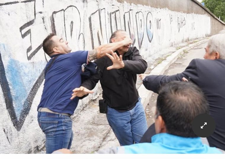El momento exacto en el que Sergio Berni fue agredido Foto: Maxi Failla / Clarín