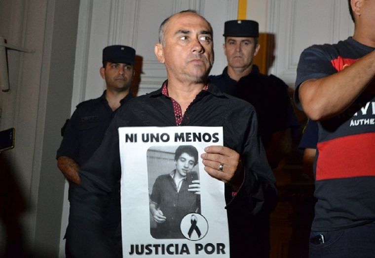 Gustavo Pastorizzo con la foto de su hijo.