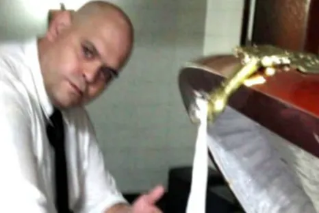 Un operativo policial permitió identificar a Diego Molina como líder de una de toma en el barrio de La Paternal. Se trata del mismo hombre que en 2021 fue condenado por “profanación de cadáver” tras haberse fotografiado junto al cuerpo de Diego Maradona. Un operativo policial permitió identificar a Diego Molina como líder de una de toma en el barrio de La Paternal. Se trata del mismo hombre que en 2021 fue condenado por “profanación de cadáver” tras haberse fotografiado junto al cuerpo de Diego Maradona.