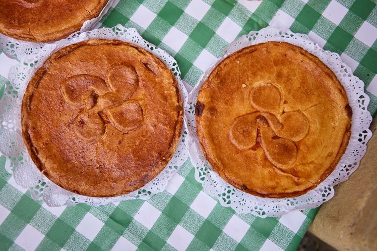 Históricamente, la receta de pastel vasco se preparaba en celebraciones y fiestas familiares. Históricamente, la receta de pastel vasco se preparaba en celebraciones y fiestas familiares.