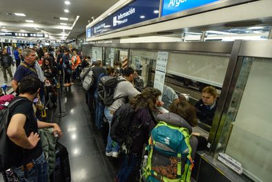 MDZol | Aeroparque fue un caos hoy por la medida de fuerza sorpresiva de uno de los gremios que dejó varados a miles de pasajeros Foto: Juan Mateo Aberastain/MDZ