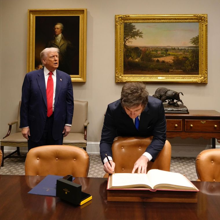 Javier Milei firmó el Libro de Visitas de Honor de la Casa Blanca de los Estados Unidos, junto a Donald Trump.