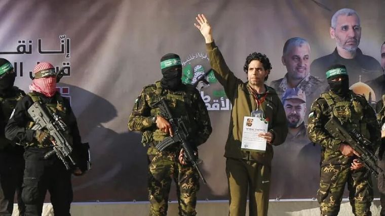 Hamás entregó a tres rehenes en dos ceremonias celebradas este sábado en distintas partes de la Franja de Gaza. Foto: BBC