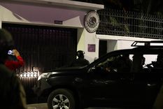 Integrantes de un cuerpo élite de la Policía ecuatoriana irrumpen en la Embajada de México para detener al exvicepresidente Jorge Glas, condenado por corrupción Foto: EFE