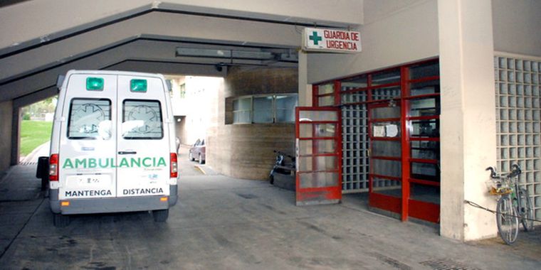 La chica herida y su familia ingresaron a la madrugada a la guardia del Central. Foto: Marcelo Ruiz / MDZ