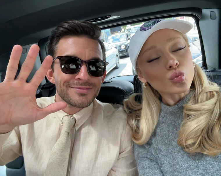 Thank you, next: Ariana Grande se separa tras dos años de matrimonio y sale con un actor de Bridgerton Ariana Grande compartió una foto con Jonathan Bailey. Foto: Instagram