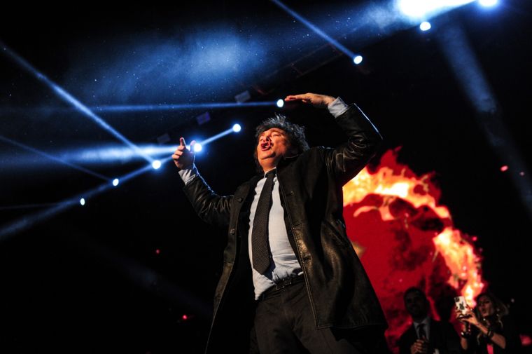 Javier Milei agitando al público presente en el Movistar Arena Foto: Télam