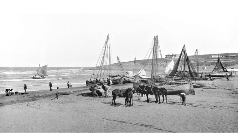 Pescadores en la playa Bristol a fines del s XIX (fotografía de época) Foto: Gentileza