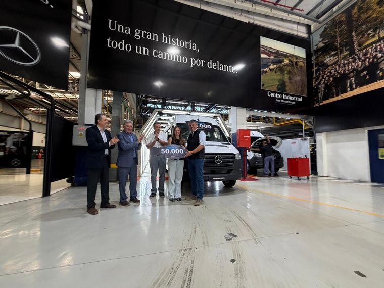 Los dueños de la Mercedes-Benz Sprinter número 50.000 adjudicada por Plan de Ahorro visitaron el Centro Industrial Juan Manul Fangio