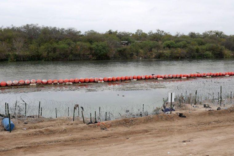 Estas boyas con púas fueron instaladas por el estado de Texas en el Río Grande para evitar el paso de los migrantes desde México.
