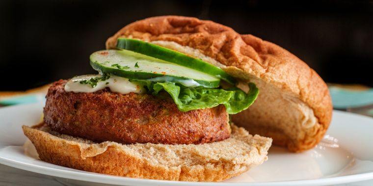 hamburguesa de vegetales con acompañamiento de alioli Foto: Ph Shutterstock