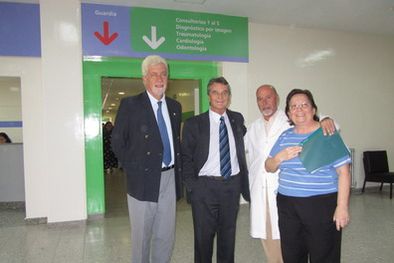 MDZol | El Ministro Behler, junto con las autoridades de la UNCuyo, en el hall del Hospital Universitario. Foto: Gentileza