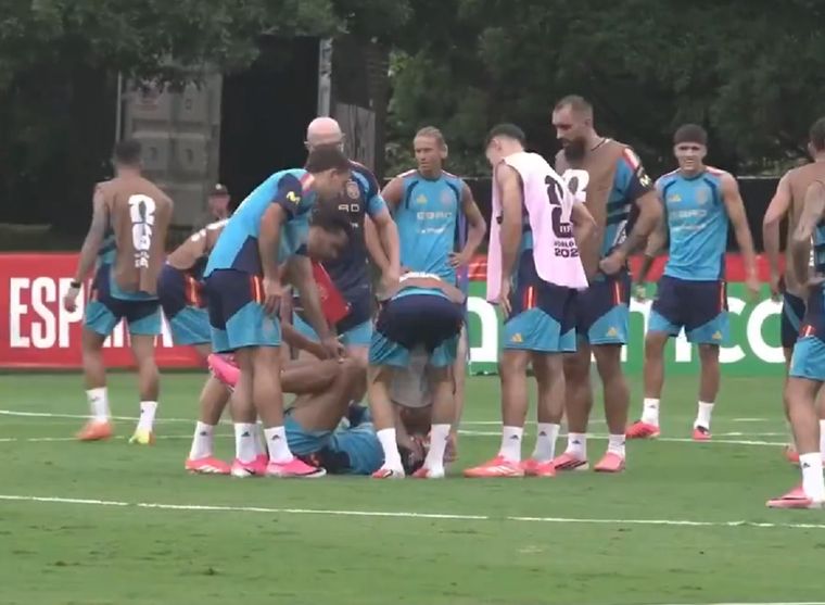 Momento de tensión durante el entrenamiento de la Selección española.&nbsp;