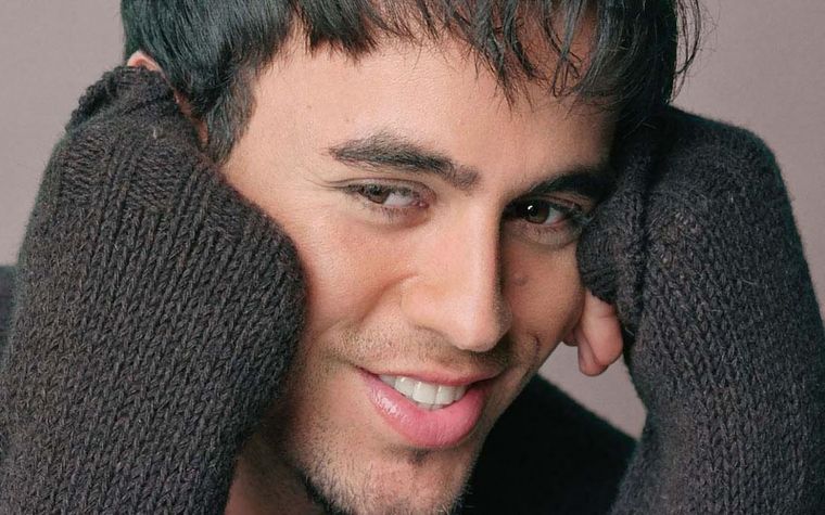 En aquel momento, Enrique Iglesias dio muestra de gran profesionalismo y a pesar del accidente siguió con el show totalmente ensangrentado.