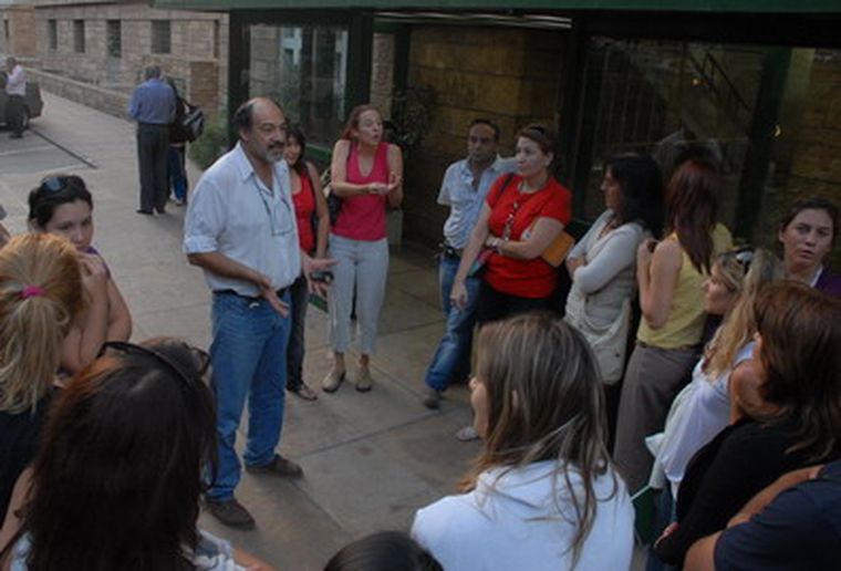 Momento en que el personal de la Dinaf llegó a Casa de Gobierno para alertar a Ruggeri. Foto: Pachy Reynoso / MDZ