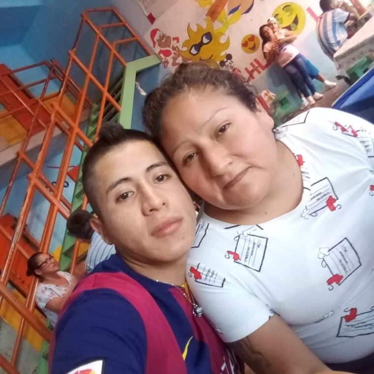 Estela junto a su hijo Mario Morales Foto: Facebook