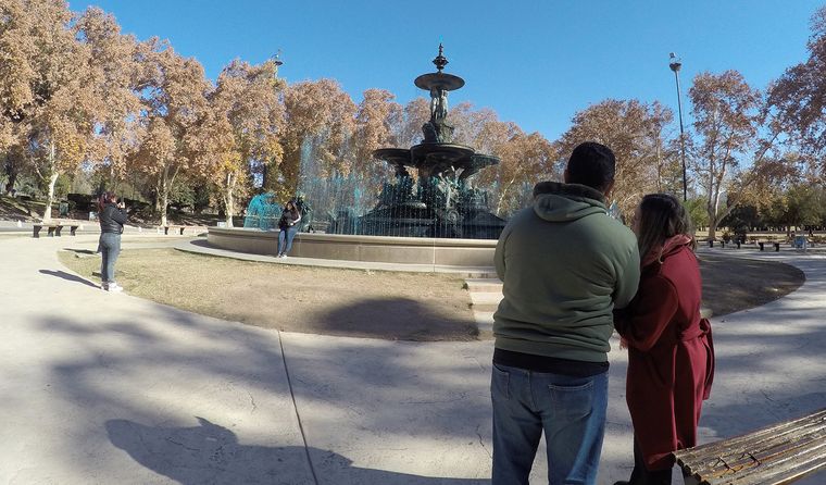 La temperatura mínima será de 1 °C y la máxima alcanzará los 13 °C, con vientos leves del noreste y desmejoramiento en cordillera hacia la noche. La temperatura mínima será de 1 °C y la máxima alcanzará los 13 °C, con vientos leves del noreste y desmejoramiento en cordillera hacia la noche.