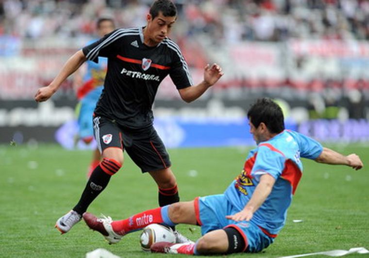 Lo deportaron de Estados Unidos siendo un nene y bajó con River al Nacional B. Décadas después, Funes Mori cumplió el sueño de jugar el Mundial con México. Lo deportaron de Estados Unidos siendo un nene y bajó con River al Nacional B. Décadas después, Funes Mori cumplió el sueño de jugar el Mundial con México.