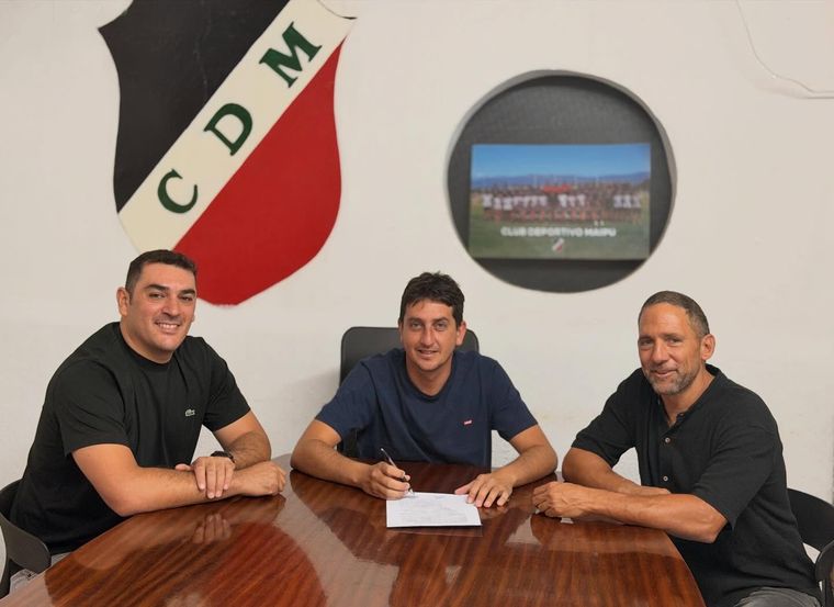 El presidente Hernán Sperdutti y una firma histórica para que el club maipucino vuelva a jugar de noche después de mucho tiempo. El presidente Hernán Sperdutti y una firma histórica para que el club maipucino vuelva a jugar de noche después de mucho tiempo.