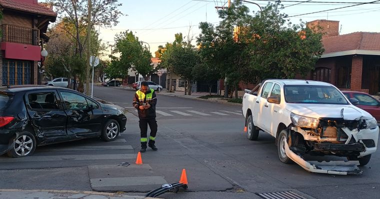 El fuerte impacto ocurrió en Lamadrid y Mármol, a pocos metros de otro accidente registrado hace una semana. El tránsito quedó restringido.