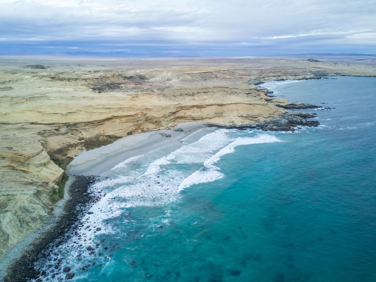 Bahía Inglesa, en el norte de Chile, sorprende con playas de arenas blancas y aguas turquesas en medio del desierto.
