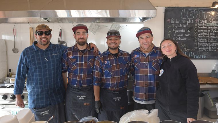 Víctor, Agustín, Miguel, Martín y Anita trabajan en el parador Leñitas. Víctor, Agustín, Miguel, Martín y Anita trabajan en el parador Leñitas.